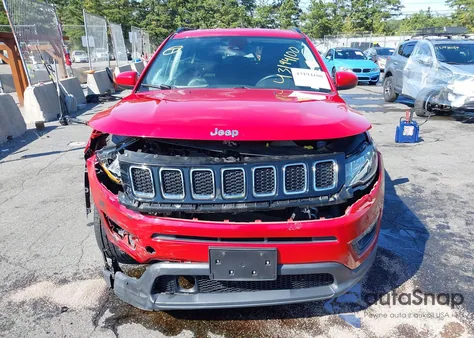 2019 Jeep Compass Latitude 4X4 z USA, uszkodzony, nr VIN 3C4NJDBB9KT713722